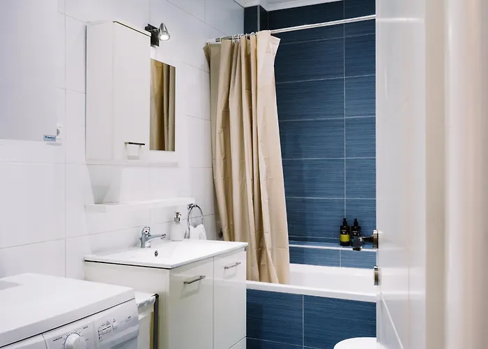 King George By Binobi! Salonic